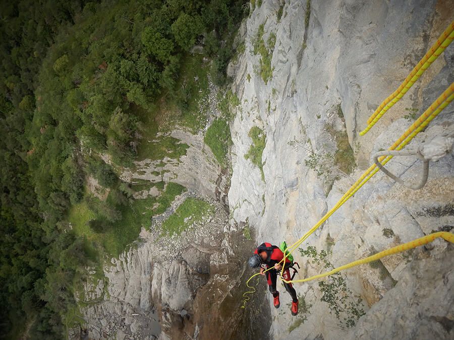 Descente en rappel vertigineuse du canyon d'Arpenaz à Sallanches en Haute-Savoie