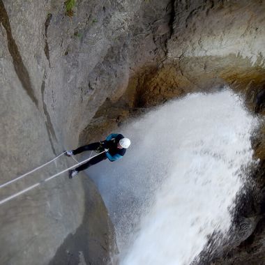 Photo d'une descente en rappel du canyon des Oules Fressinières dans les Hautes-Alpes
