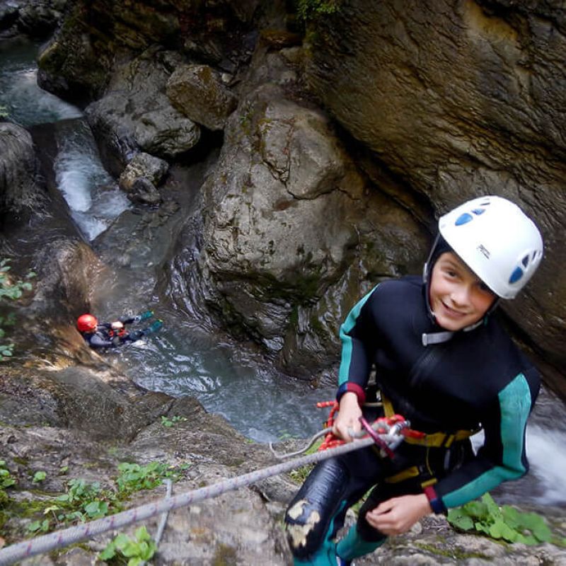 Photo d'une descente en rappel d'un enfant au canyon de Nyon à Morzine en Haute-Savoie