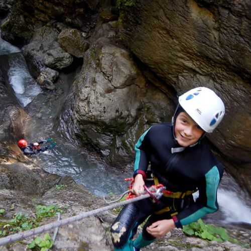 Photo d'une descente en rappel d'un enfant au canyon de Nyon à Morzine en Haute-Savoie